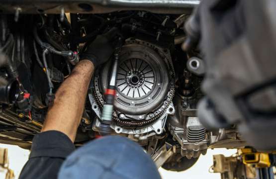 Demasiadas revoluciones sin coger velocidad, uno de los síntomas de un embrague en mal estado